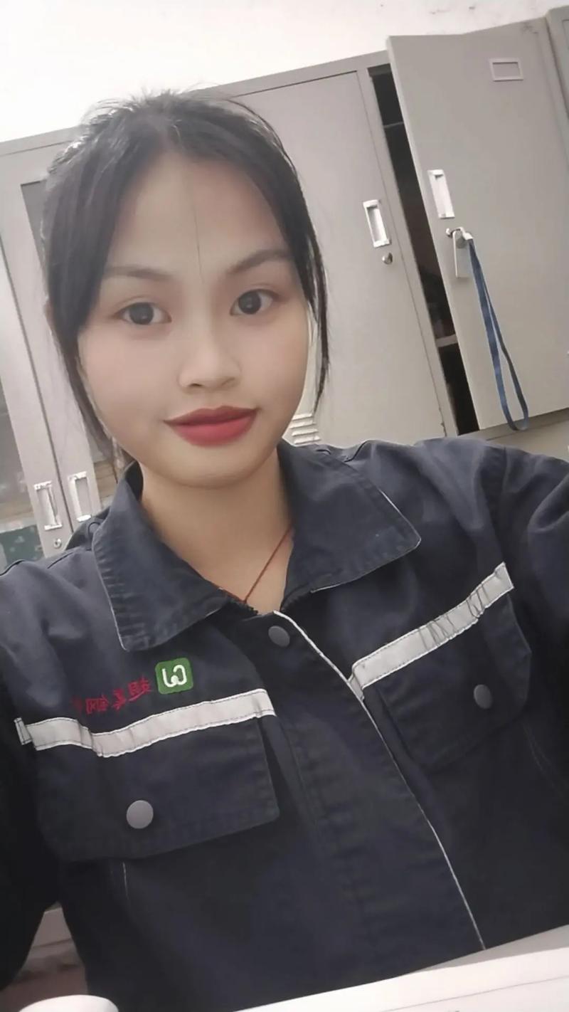 工厂女孩 #下班途中的我 时间把一些人带来,又让我以各种方